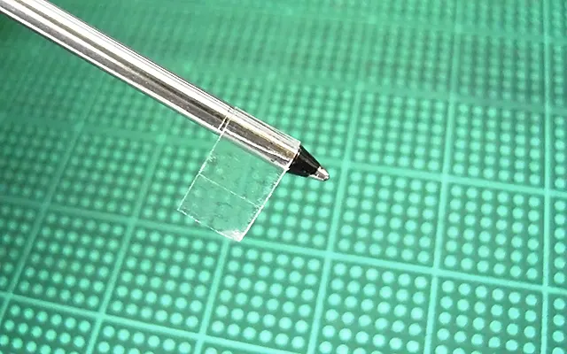 替え芯の先にセロテープを貼って太さを補い、L401にフィットさせる