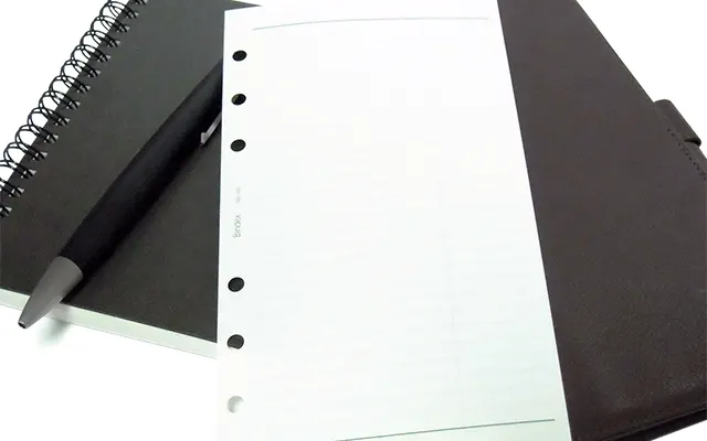 右側に縦線が入ったメモ用オリジナル手帳リフィル