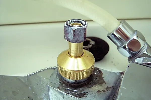 スピンドルにナットをはめ込む