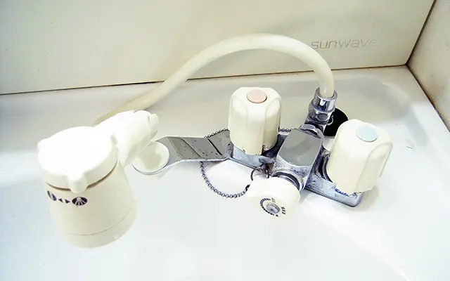 洗面所にある水栓の蛇口から水漏れ。修理するための下準備