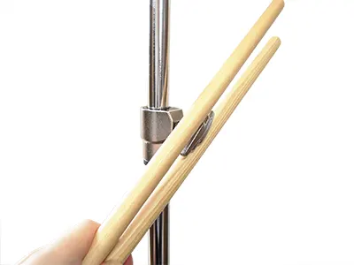 ドラムセットのネジがかたい時はスティックで挟んで回す