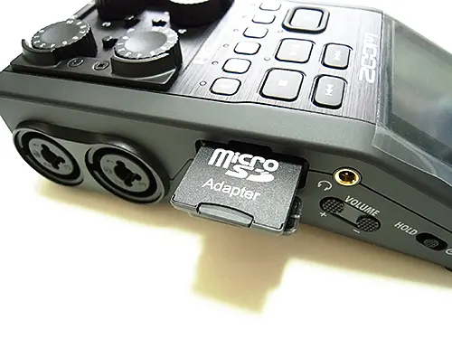 ZOOM H6のmicroSDカードの挿し口