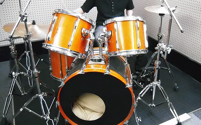 音楽専門学校在学時はほぼ毎日のようにリハスタをレンタル。ドラム漬けの日々だった