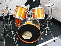 音楽専門学校在学時はほぼ毎日のようにリハスタをレンタル。ドラム漬けの日々だった